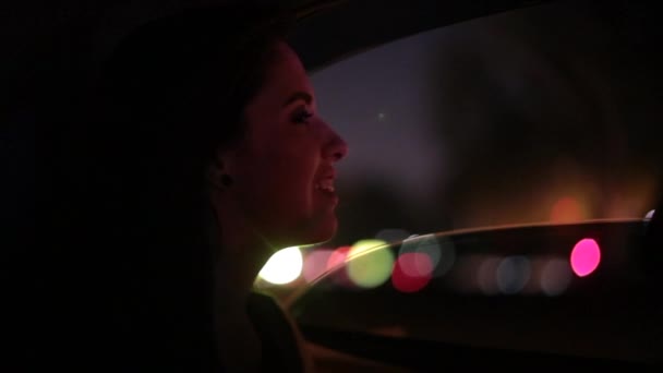 Дівчина Дивиться Вікно Машини Вночі Жінка Головній Ролі Міських Вогнях — стокове відео