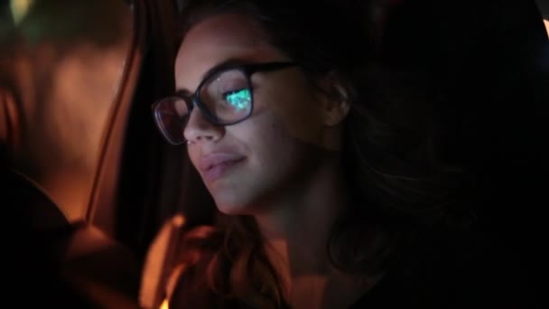Passenger Girl Olhando Para Celular Noite Banco Trás Carro Mulher — Vídeo de Stock