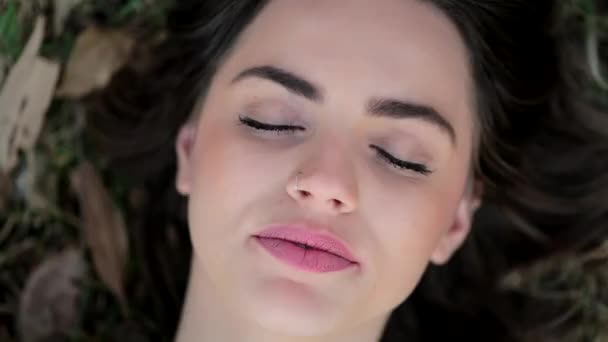 Attractive Girl Asleep Laying Grass Park — Stock video