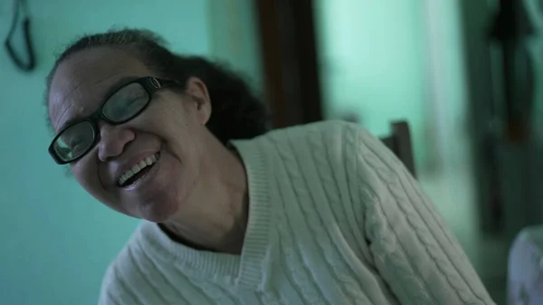 Латиноамериканка Смеется Улыбается Одна Случайная Пожилая Черная Женщина Смеется — стоковое фото