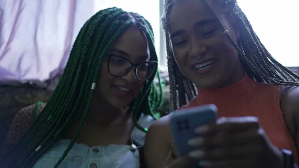 Δύο Νεαρές Μαύρες Γυναίκες Γελούσαν Και Χαμογελούσαν Κρατώντας Τηλέφωνο Νέες — Φωτογραφία Αρχείου