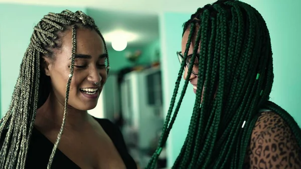 Дві Молоді Чорні Латиноамериканки Показують Своє Плетене Волосся Іспанські Дівчата — стокове фото