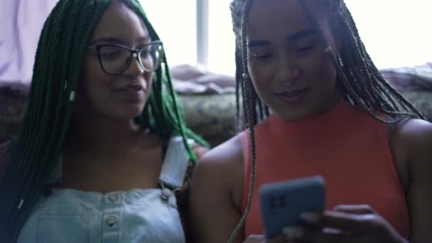 Two Young Black Women Laughing Smiling Holding Phone Young Women — Stok video