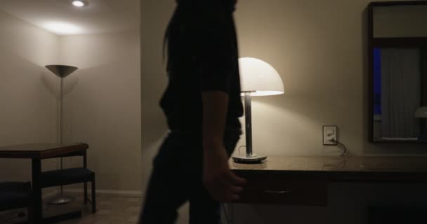 Hombre Soltero Apagar Las Luces Salir Casa Apartamento — Vídeo de stock