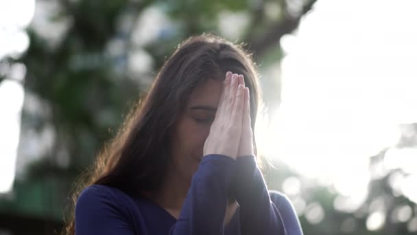 Женщина Молится Снаружи Глядя Небо Надеждой Верностью Духовный Человек Молитве — стоковое видео