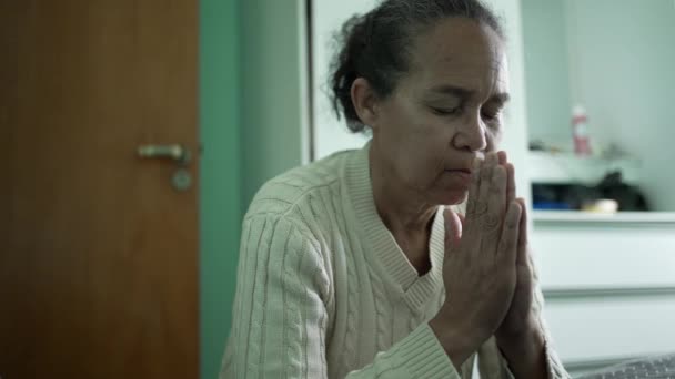 Brazilian Older Woman Praying God Faithful Spiritual Elder Lady Prays — Vídeos de Stock