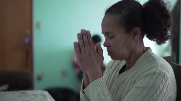 Духовная Пожилая Женщина Молится Богу Дома Пожилая Дама Надеждой — стоковое видео