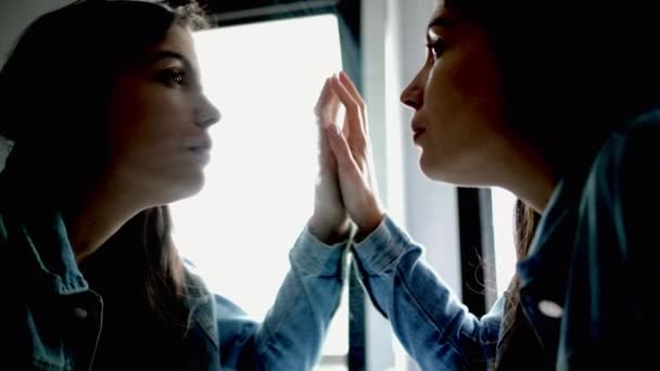 Γυναίκα Κοιτάζοντας Καθρέφτη Αντανάκλαση Που Αντιμετωπίζει Τους Φόβους Σας Έννοια — Αρχείο Βίντεο