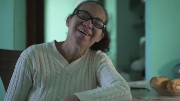 Счастливая Старшая Латиноамериканка Смеется Улыбается Латинский Смех Пожилого Человека — стоковое видео
