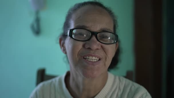 Счастливая Пожилая Латиноамериканка Улыбается Камеру Портрет Пожилого Южноамериканского Человека — стоковое видео