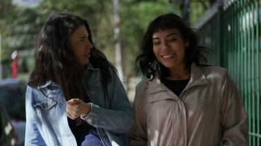 Latin kökenli iki farklı kadın şehir sokaklarında dolaşıp dedikodu yapıyor.