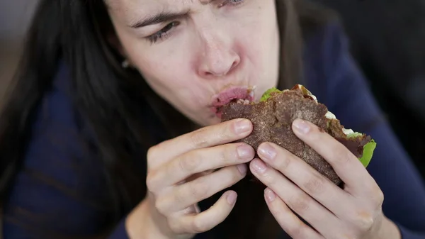 Woman Eating Cheeseburger Closeup Mouth Person Takes Bite Hamburger — Fotografia de Stock