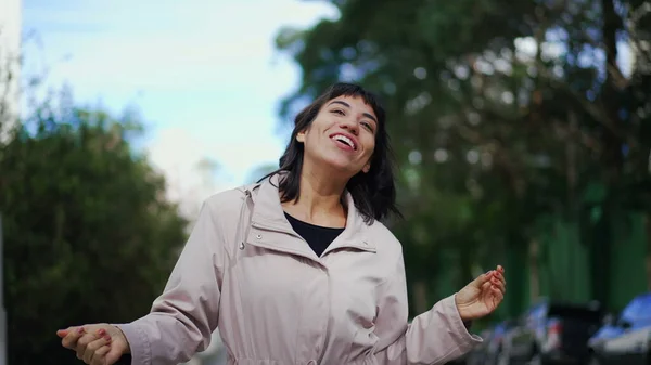 Happy Brazilian Woman Face Celebrates Life While Walking Street — ストック写真