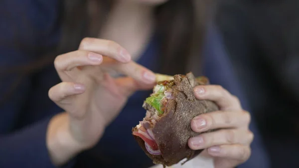 Closeup Hands Holding Burger Cheese Hamburger — Stockfoto