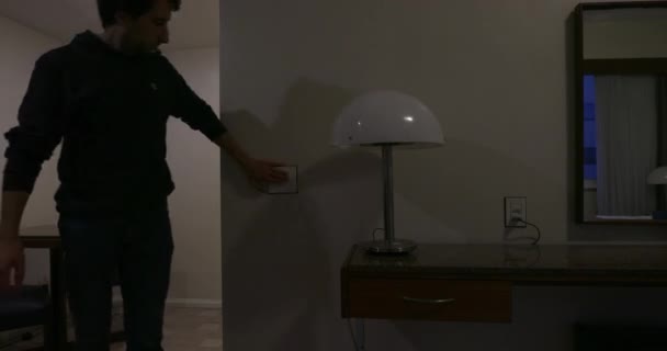 Άνθρωπος Ανάβει Φώτα Όταν Φτάνει Στο Σπίτι — Αρχείο Βίντεο