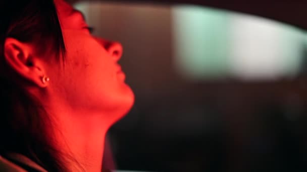 Gece Araba Kullanan Yorgun Bir Kadın Trafiğe Takılıp Kafasını Koltuğa — Stok video