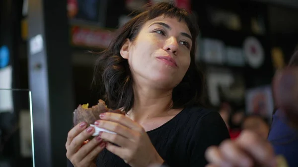 Düşünceli Bir Spanyol Kız Hamburger Yiyor Brezilyalı Bir Insan Öğle — Stok fotoğraf