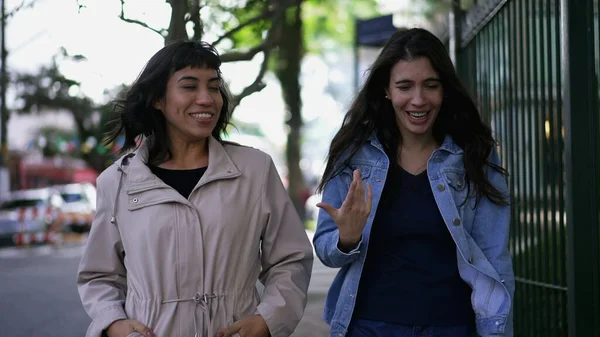 Vrouwelijke Vrienden Lachen Glimlachen Tijdens Het Wandelen Stad Stoep Authentieke — Stockfoto