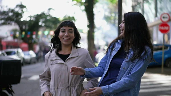 Amigas Riendo Sonriendo Mientras Caminan Por Acera Ciudad Auténtica Expresión — Foto de Stock