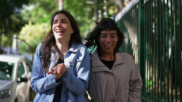 Две Счастливые Подружки Выходят Улицу Беззаботные Девушки Ходят Городской Улице — стоковое фото