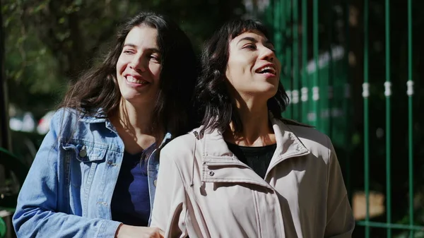 Két Boldog Női Barát Sétál Odakint Gondtalan Lányok Együtt Sétálnak — Stock Fotó