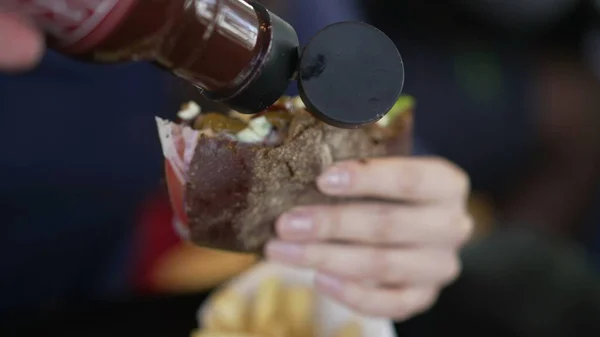Closeup Hand Putting Ketchup Sauce Burger Person Adding Hot Sauce — Stock fotografie