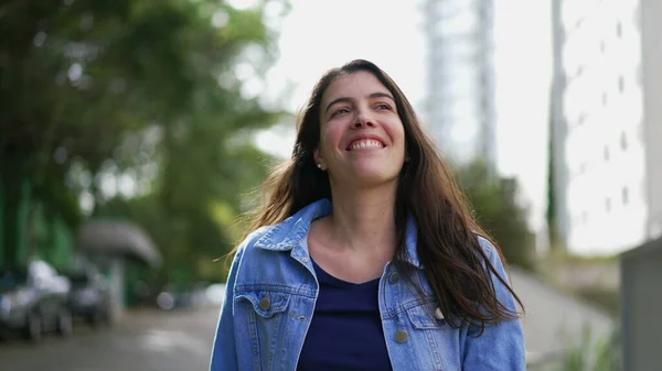 Una Mujer Feliz Caminando Hacia Afuera Una Persona Segura Camina — Foto de Stock