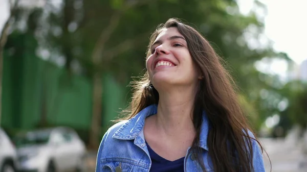 Šťastná Mladá Žena Venku Radostná Expresivní Dívka Která Usměje Když — Stock fotografie