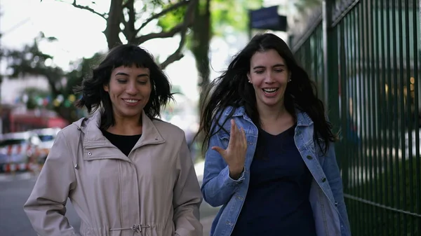 Vrouwelijke Vrienden Lachen Glimlachen Tijdens Het Wandelen Stad Stoep Authentieke — Stockfoto