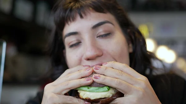 Closeup Hand Holding Hamburger Young Woman Eating Burger Restaurant Girl — Fotografia de Stock