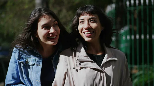 Two Happy Female Friends Walking Carefree Girls Walk Urban Street — Stok fotoğraf