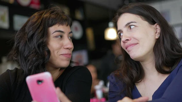Dwie Młode Kobiety Patrzące Ekran Smartfona Uśmiechające Się Kobiety Przyjaciele — Zdjęcie stockowe