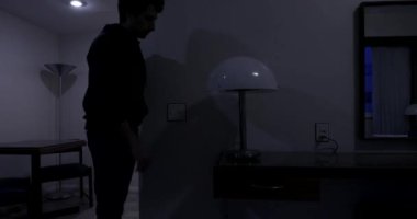 Adam eve vardığında ışıkları açar.