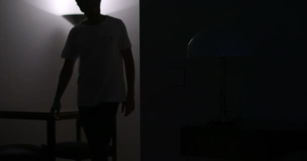 ライトをつけて家に帰る若い男 — ストック動画