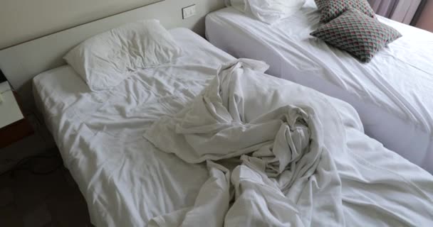 Messy Hotel Bed Sheets — 图库视频影像