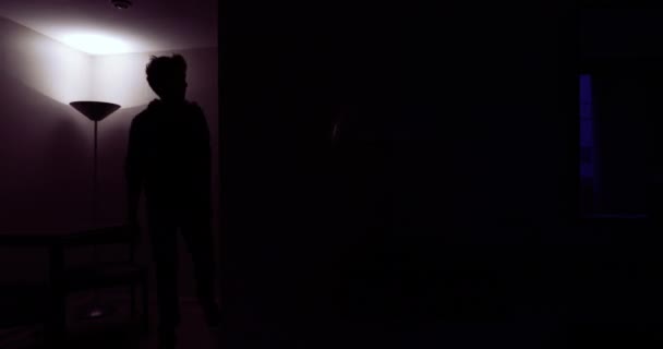 Junger Mann Schaltet Licht Und Kommt Wohnung — Stockvideo