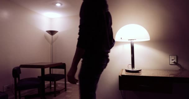 Junger Mann Schaltet Licht Aus Und Verlässt Wohnung — Stockvideo