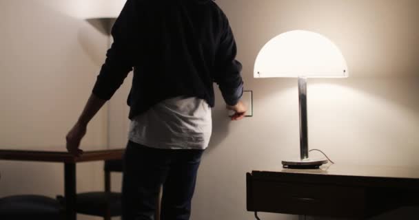 Joven Apagando Las Luces Saliendo Casa Desde Puerta Principal — Vídeos de Stock