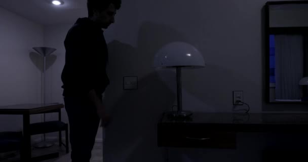 Чоловік Вимикає Світло Коли Прибуває Квартиру — стокове відео