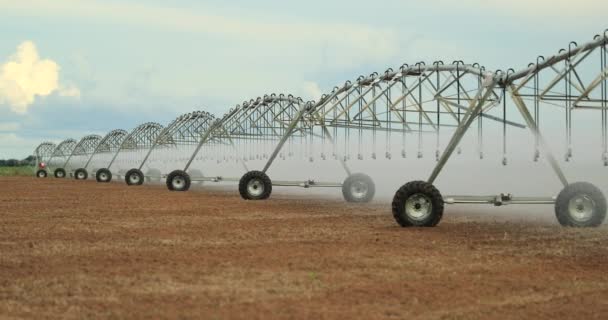 Pivot Sprinkler System Irrigating Crops Irrigation Pivot System Watering Agriculture — ストック動画