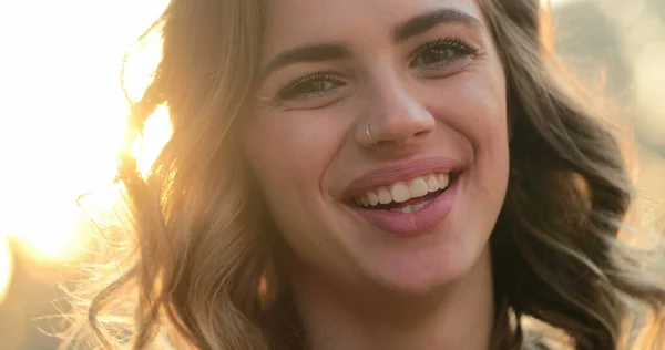Ισπανίδα Λατίνα Που Χαμογελάει Στην Κάμερα Πορτρέτο Της Νεαρής Γυναίκας — Φωτογραφία Αρχείου