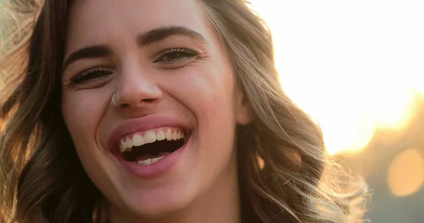 Іспанська Дівчинка Латиноамериканського Походження Посміхається Сміється Перед Камерою Портрет Молодої — стокове фото