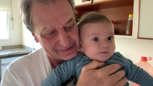 Παππούς Κρατώντας Μωρό Εγγονός Γιος Casual Αυθεντική Οικογενειακή Αλληλεπίδραση — Αρχείο Βίντεο