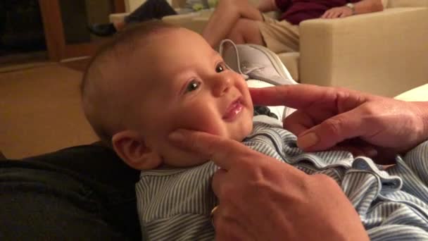 Взаємодія Немовлям Хлопчик Випадковий Відвертий Справжній — стокове відео