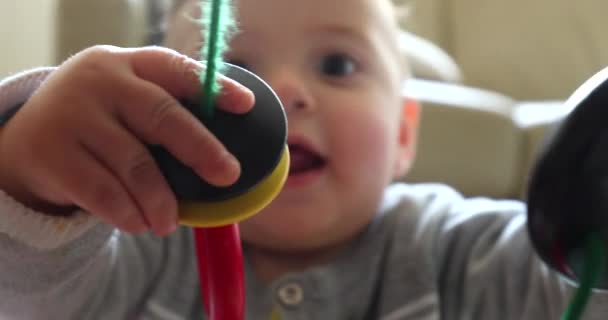 Μωρό Νήπιο Παίζει Παιχνίδι Ευτυχισμένη Μωρό Εκμετάλλευση Αρπαγή Μπιχλιμπίδι — Αρχείο Βίντεο