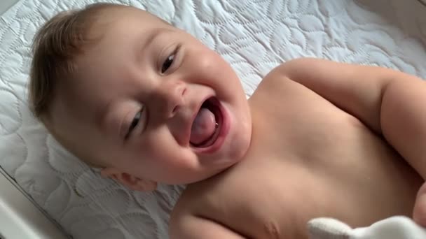 Счастливый Младенец Ребенок Улыбается — стоковое видео
