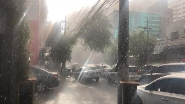 Derramando Chuva Durante Dia Ensolarado Brilhante Cidade Sunshower Calçada — Vídeo de Stock