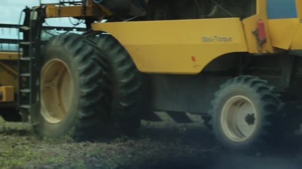 Тракторне Збирання Сільськогосподарської Продукції 120Fps Повільний Рух — стокове відео