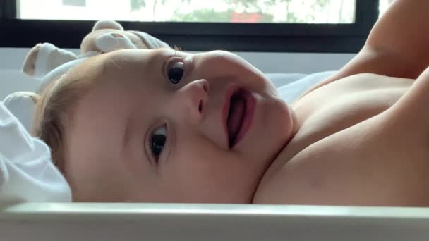 Очаровательный Младенец Смотрит Камеру Улыбается — стоковое видео
