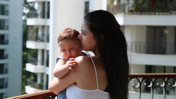 Candid Μητέρα Φιλιά Μωρό Νήπιο Έξω Στο Σπίτι Μπαλκόνι — Αρχείο Βίντεο